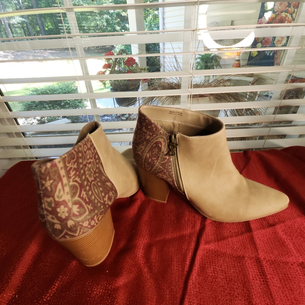 Parker & Skye Paisley Back Boots  Size‎ 11
